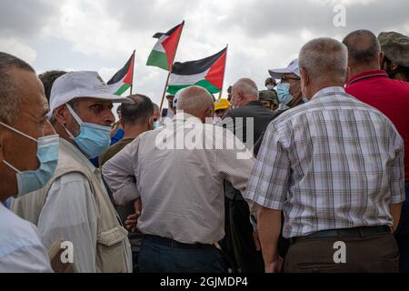 Salfit, Palestina. 10 Settembre 2021. I palestinesi del villaggio di Salfit protestano davanti ai soldati armati israeliani, contro il saccheggio delle loro terre da parte di un nuovo avamposto ebraico in Cisgiordania. Mentre la gente del posto ha fatti di terra che provano la loro proprietà sulla terra - l'IDF sta impedendo il loro accesso alla terra mentre sta sorvegliando l'avamposto ebraico. Salfit, Israele / Palestina, l'11 settembre 2021. (Foto di Matan Golan/Alamy Live News) Credit: Matan Golan/Alamy Live News Foto Stock