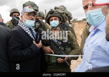 Salfit, Palestina. 10 Settembre 2021. I palestinesi del villaggio di Salfit protestano davanti ai soldati armati israeliani, contro il saccheggio delle loro terre da parte di un nuovo avamposto ebraico in Cisgiordania. Mentre la gente del posto ha fatti di terra che provano la loro proprietà sulla terra - l'IDF sta impedendo il loro accesso alla terra mentre sta sorvegliando l'avamposto ebraico. Salfit, Israele / Palestina, l'11 settembre 2021. (Foto di Matan Golan/Alamy Live News) Credit: Matan Golan/Alamy Live News Foto Stock