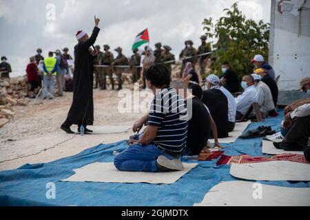 Salfit, Palestina. 10 Settembre 2021. I palestinesi del villaggio di Salfit protestano davanti ai soldati armati israeliani, contro il saccheggio delle loro terre da parte di un nuovo avamposto ebraico in Cisgiordania. Mentre la gente del posto ha fatti di terra che provano la loro proprietà sulla terra - l'IDF sta impedendo il loro accesso alla terra mentre sta sorvegliando l'avamposto ebraico. Salfit, Israele / Palestina, l'11 settembre 2021. (Foto di Matan Golan/Alamy Live News) Credit: Matan Golan/Alamy Live News Foto Stock