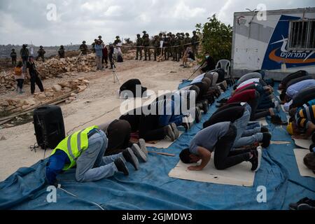 Salfit, Palestina. 10 Settembre 2021. I palestinesi del villaggio di Salfit protestano davanti ai soldati armati israeliani, contro il saccheggio delle loro terre da parte di un nuovo avamposto ebraico in Cisgiordania. Mentre la gente del posto ha fatti di terra che provano la loro proprietà sulla terra - l'IDF sta impedendo il loro accesso alla terra mentre sta sorvegliando l'avamposto ebraico. Salfit, Israele / Palestina, l'11 settembre 2021. (Foto di Matan Golan/Alamy Live News) Credit: Matan Golan/Alamy Live News Foto Stock