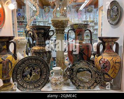 Negozi di articoli tradizionali, vestiti e souvenir presso l'isola di Hydra Golfo Saronico Grecia Foto Stock