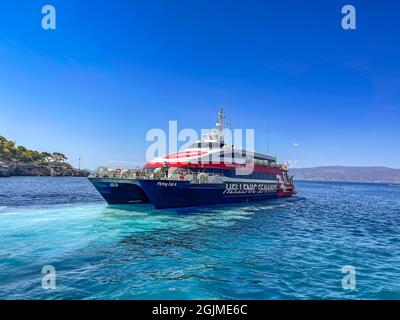 Catamarano, passeggeri ad alta velocità, 'FLYINGCAT-6' della compagnia Hellenic Seaways che lascia il porto di Hydra, Grecia. Foto Stock