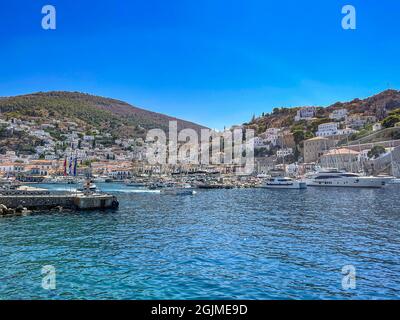 Vista dal pittoresco porto dell'isola di Hydra. Il porto o il porto, come è anche chiamato, è il punto focale principale di Idra situato nel golfo Saronico, Gree Foto Stock