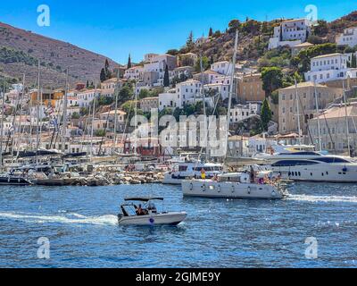 Vista dal pittoresco porto dell'isola di Hydra. Il porto o il porto, come è anche chiamato, è il punto focale principale di Idra situato nel golfo Saronico, Gree Foto Stock