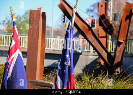 Christchurch, Nuova Zelanda. 11 Settembre 2021. Bandiere neozelandesi e americane viste accanto al relitto dal World Trade Center, che si trova in scultura al NZ Firefighters Memorial. La Nuova Zelanda commemora il 20° anniversario degli attacchi del World Trade Center. 20 anni fa oggi i terroristi hanno volato aerei commerciali nel World Trade Center, noto anche come torri gemelle. La Nuova Zelanda fu dotata di alcuni naufragi dal World Trade Center da parte della Città di New York, che fu resa un monumento ai vigili del fuoco che si trova a Christchurch. Credit: SOPA Images Limited/Alamy Live News Foto Stock