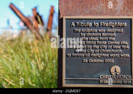 Una targa siede su acciaio dal World Trade Center con il Firefighters Memorial, sullo sfondo la scultura del relitto dal World Trade Center attacca. La Nuova Zelanda commemora il 20° anniversario degli attacchi del World Trade Center. 20 anni fa oggi i terroristi hanno volato aerei commerciali nel World Trade Center, noto anche come torri gemelle. La Nuova Zelanda fu dotata di alcuni naufragi dal World Trade Center da parte della Città di New York, che fu resa un monumento ai vigili del fuoco che si trova a Christchurch. Foto Stock