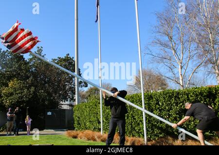 Christchurch, Nuova Zelanda. 11 Settembre 2021. I vigili del fuoco innalzano una bandiera americana per il memoriale del 20° anniversario degli attacchi del World Trade Center. La Nuova Zelanda commemora il 20° anniversario degli attacchi del World Trade Center. 20 anni fa oggi i terroristi hanno volato aerei commerciali nel World Trade Center, noto anche come torri gemelle. La Nuova Zelanda fu dotata di alcuni naufragi dal World Trade Center da parte della Città di New York, che fu resa un monumento ai vigili del fuoco che si trova a Christchurch. (Foto di Adam Bradley/SOPA Images/Sipa USA) Credit: Sipa USA/Alamy Live News Foto Stock