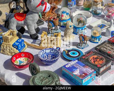 Negozi di articoli tradizionali, vestiti e souvenir presso l'isola di Hydra Golfo Saronico Grecia Foto Stock