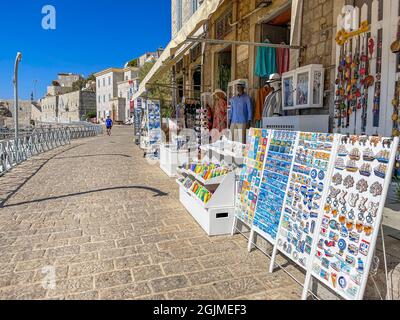 Negozi di articoli tradizionali, vestiti e souvenir presso l'isola di Hydra Golfo Saronico Grecia Foto Stock