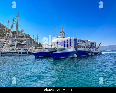 Il nuovo Catamarano passeggeri Speed Cat che arriva sull'isola di Hydra, in Grecia. The Speed Cat from Alpha Lines, lanciato per le Isole Saroniche il 10 aprile, Foto Stock