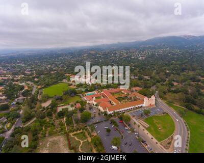 Old Mission Santa Barbara vista aerea al 2201 Laguna Street nella città di Santa Barbara, California CA, Stati Uniti. Questa missione è stata costruita nel 1820 con lo spagnolo Foto Stock