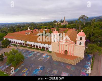 Old Mission Santa Barbara vista aerea al 2201 Laguna Street nella città di Santa Barbara, California CA, Stati Uniti. Questa missione è stata costruita nel 1820 con lo spagnolo Foto Stock