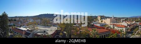 Vista aerea del centro storico di Santa Barbara con le montagne di Santa Ynez sullo sfondo, dalla cima della torre dell'orologio di Santa Barbara County Cou Foto Stock