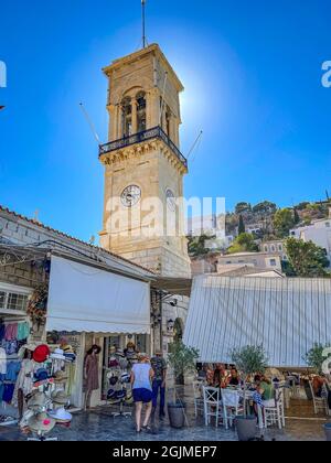 Bellissimo paesaggio estivo sotto la torre dell'orologio dominante di fronte alla chiesa di Dormition a Hydra Island Grecia Foto Stock