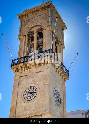 Bellissimo paesaggio estivo sotto la torre dell'orologio dominante di fronte alla chiesa di Dormition a Hydra Island Grecia Foto Stock
