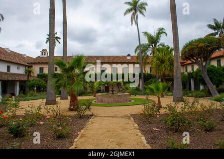 Cortile della Vecchia Missione di Santa Barbara. Questa chiesa è una missione in stile coloniale spagnolo costruita nel 1820 al 2201 Laguna Street nella città di Santa Barbara, Foto Stock