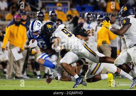 Durham, NC, Stati Uniti. 10 Settembre 2021. Duke Blue Devils Wide Receiver Eli Pancol (6) prende dow dalla North Carolina A&T Aggies fine difensiva Henry Daniel (99) dopo un grande guadagno nel terzo trimestre della partita di calcio NCAA al Wallace Wade Stadium di Durham, NC. (Scott Kinser/Cal Sport Media). Credit: csm/Alamy Live News Foto Stock