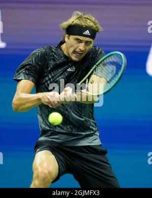 New York, Stati Uniti. 10 Settembre 2021. 10 settembre 2021: Alexander Zverev (GER) perde a Novak Djokovic (SRB), in cinque set al US Open che si gioca al Billy Jean King National Tennis Center a Flushing, Queens, New York, {USA} © Jo Becktold/Tennisclix/CSM Credit: CAL Sport Media/Alamy Live News Foto Stock