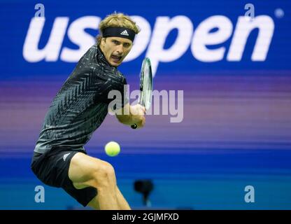 New York, Stati Uniti. 10 Settembre 2021. 10 settembre 2021: Alexander Zverev (GER) perde a Novak Djokovic (SRB), in cinque set al US Open che si gioca al Billy Jean King National Tennis Center a Flushing, Queens, New York, {USA} © Jo Becktold/Tennisclix/CSM Credit: CAL Sport Media/Alamy Live News Foto Stock