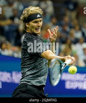 New York, Stati Uniti. 10 Settembre 2021. 10 settembre 2021: Alexander Zverev (GER) perde a Novak Djokovic (SRB), in cinque set al US Open che si gioca al Billy Jean King National Tennis Center a Flushing, Queens, New York, {USA} © Jo Becktold/Tennisclix/CSM Credit: CAL Sport Media/Alamy Live News Foto Stock