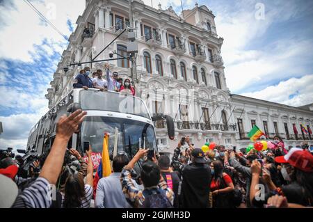 Quito, Ecuador. 10 Settembre 2021. Richard Carapaz saluta la gente da un autobus che lo ha portato in una roulotte per la loro ricezione. La cerimonia si è svolta presso il Palazzo del Governo dell'Ecuador, un ricevimento in cui il ciclista Richard Carapaz è stato onorato per il suo successo nelle Olimpiadi di Tokyo 2020 1, il concorrente ecuadoriano ha vinto la medaglia d'oro nel ciclismo su strada, Ha anche ricevuto come premio dallo stato ecuadoriano un assegno per 100.00$ credito: SOPA Images Limited/Alamy Live News Foto Stock