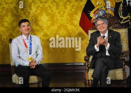 Quito, Ecuador. 10 Settembre 2021. Richard Carapaz siede accanto al presidente dell'Ecuador Guillermo lasso durante la cerimonia di riconoscimento. La cerimonia si è svolta presso il Palazzo del Governo dell'Ecuador, un ricevimento in cui il ciclista Richard Carapaz è stato onorato per il suo successo nelle Olimpiadi di Tokyo 2020 1, il concorrente ecuadoriano ha vinto la medaglia d'oro nel ciclismo su strada, Ha anche ricevuto come premio dallo stato ecuadoriano un assegno per 100.00$ credito: SOPA Images Limited/Alamy Live News Foto Stock