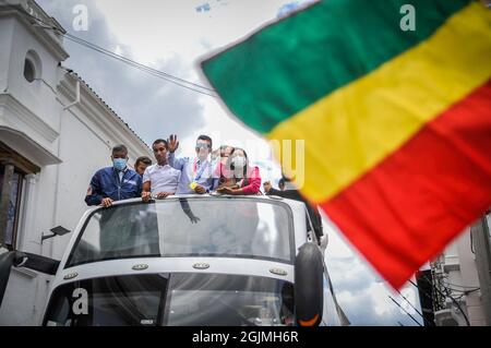 Quito, Ecuador. 10 Settembre 2021. Richard Carapaz saluta i suoi sostenitori durante il suo arrivo al Palazzo del Governo in Ecuador. La cerimonia si è svolta presso il Palazzo del Governo dell'Ecuador, un ricevimento in cui il ciclista Richard Carapaz è stato onorato per il suo successo nelle Olimpiadi di Tokyo 2020 1, il concorrente ecuadoriano ha vinto la medaglia d'oro nel ciclismo su strada, Ha anche ricevuto come premio dallo stato ecuadoriano un assegno per 100.00$ (foto di Juan Diego Montenegro/SOPA IMA/Sipa USA) credito: Sipa USA/Alamy Live News Foto Stock