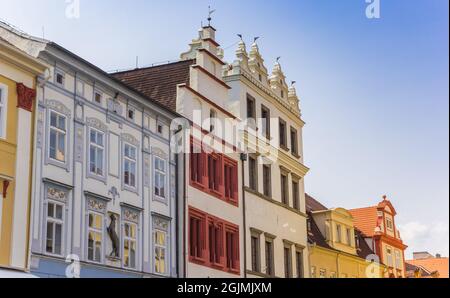 Facciate decorate di case sulla piazza principale del mercato a Litomerice, Repubblica Ceca Foto Stock