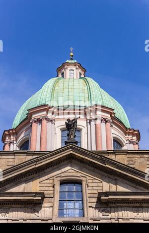 Cupola della Chiesa di Francesco d'Assisi nella città storica di Praga, Repubblica Ceca Foto Stock