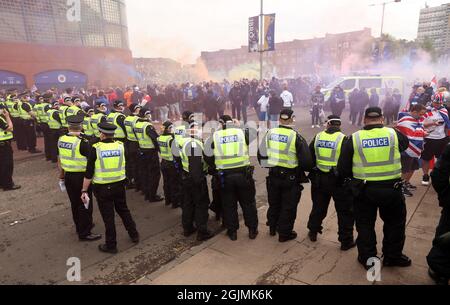 Foto del file datata 15/05/21 di ufficiali della polizia e tifosi Rangers fuori terra prima della partita della Scottish Premiership all'Ibrox Stadium di Glasgow. Più di 6,000 giorni di lavoro sono stati persi alla polizia a causa di aggressioni contro gli ufficiali, nuove cifre mostrano. Data di emissione: Sabato 11 settembre 2021. Foto Stock