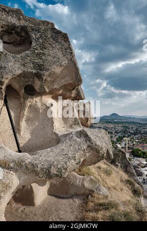 Vista panoramica vicino a Uchisar, Cappadocia con magnifico geologico naturale con cielo blu Foto Stock