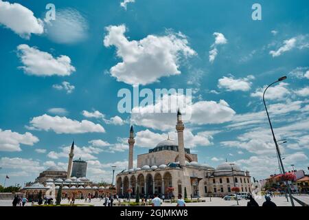 Moschea del Sultano Selim (cami) e tomba di Mevlana (turbe) a Konya, Turchia e fiori belli e colorati e molte persone e turisti con il blu Foto Stock