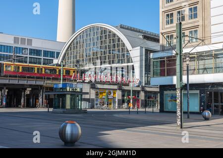 La stazione di Alexanderplatz al mattino con arrivo della S-Bahn Foto Stock