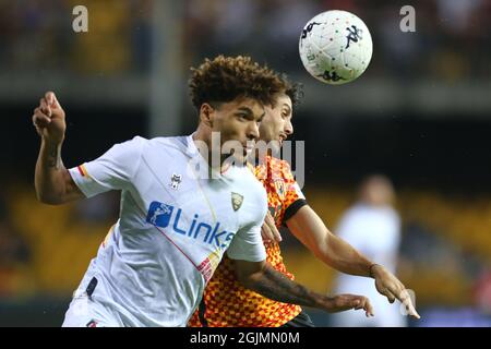 Il difensore francese Valentin Gendrey (L) sfida per la palla con l'italiano di Benevento Elia Salvatore Ê durante la partita di football della Serie B tra Benevento e Lecce allo Stadio Ciro Vigorito di Benevento, Italia, il 10 settembre 2021 LecceÕs Foto Stock