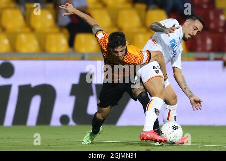 Il forward italiano di Benevento Elia Salvatore (L) sfida per la palla con LecceÕs italiano Francesco di Mariano in avanti durante la partita di football della Serie B tra Benevento e Lecce allo Stadio Ciro Vigorito di Benevento, Italia, il 10 settembre 2021 Foto Stock