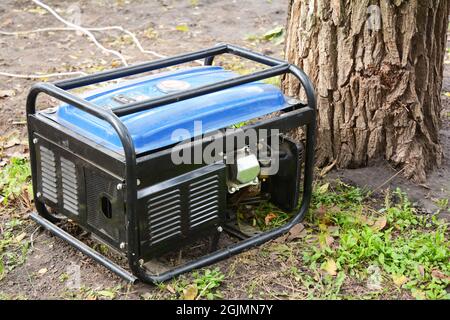 Generatore diesel portatile per la riparazione di danni causati dagli uragani. Generatore diesel portatile per riparazioni in casa. Foto Stock