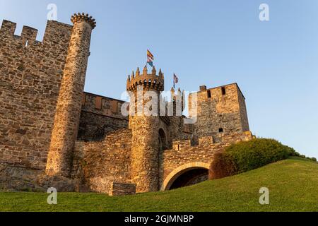 Ponferrada, Spagna. Il Castillo de los Templarios (Castello dei Cavalieri Templari), una fortezza medievale del 12 ° secolo sulla via di San Giacomo Foto Stock