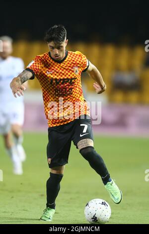 L'italiano di Benevento Êcontrols Elia Salvatore alla palla durante la partita di calcio della Serie B tra Benevento e Lecce al Ciro Vigorito Stadium di Benevento, Italia, il 10 settembre 2021 Foto Stock