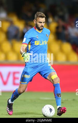 LecceÕs portiere brasiliano Gabriel durante la partita di calcio della Serie B tra Benevento e Lecce al Ciro Vigorito Stadium di Benevento, Italia, il 10 settembre 2021 Foto Stock