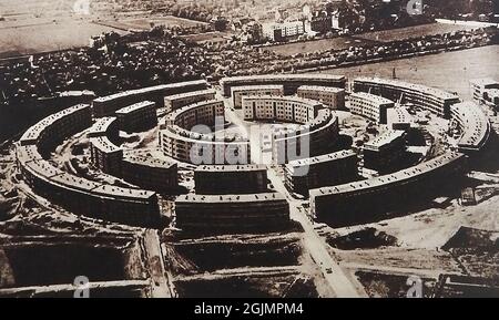 Una vista dei primi anni '30 della ROUNDHOUSE, nuove case completando la costruzione a Lipsia, Germania. L'architetto fu l'architetto Hubert Ritter . Le strade e le strade della proprietà immobiliare a Loessnig, Connewitz, Lipsia, Sassonia, Germania prendono il nome dalla mitologia tedesca Foto Stock