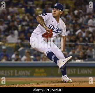 Los Angeles, Stati Uniti. 11 Settembre 2021. Julio Urias, il lanciatore di Los Angeles Dodgers, si snoda per la seconda volta contro i San Diego Padres al Dodger Stadium di Los Angeles venerdì 10 settembre 2021. UR'AS potrebbe essere l'unico vincitore di 20 partite nei campionati principali di questa stagione. Guida i major con 17 vittorie, con tre settimane di gioco. Nessun altro ha più di 15. Potrebbe diventare il primo lanciatore della National League a vincere 20 partite in cinque anni. Foto di Jim Ruymen/UPI Credit: UPI/Alamy Live News Foto Stock