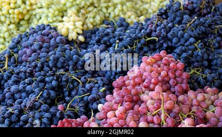 uva su un mercato a rodi in grecia Foto Stock