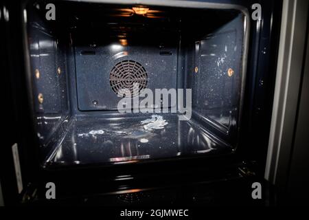 L'interno del forno viene pulito dopo il processo di pulizia pirolitica a  caldo Foto stock - Alamy