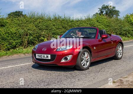 2010 rosso Mazda MX-5 i Roadster se 1798cc benzina in rotta per Capesthorne Hall classica mostra di luglio, Cheshire, Regno Unito Foto Stock
