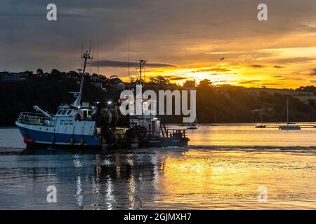 Kinsale, West Cork, Irlanda. 11 Settembre 2021. Il sole sorge su Kinsale come barca da pesca 'Sever Ar Mor' è trainata al cantiere navale di Baltimora per le riparazioni. Credit: AG News/Alamy Live News Foto Stock