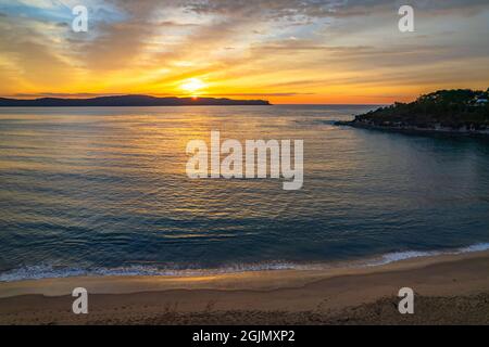 Alba al mare con cielo pieno di nuvole da Pearl Beach sulla costa centrale, NSW, Australia. Foto Stock