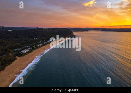 Alba al mare con cielo pieno di nuvole da Pearl Beach sulla costa centrale, NSW, Australia. Foto Stock