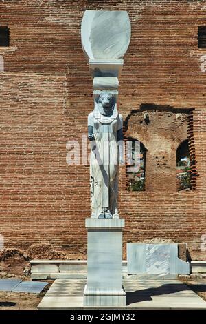 Bergama, Turchia. Nel della Basilica, che fu costruita per gli dei Egiziani nel II secolo d.C.; Statua del leone Sekhmet, dea. Foto Stock