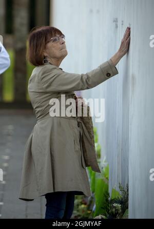 Pittsburgh, Stati Uniti. 11 Settembre 2021. Un visitatore del volo 93 National Memorial cammina lungo il Muro dei nomi Venerdì 10 settembre 2021 la vigilia degli attacchi terroristici di 20 anni fa. Foto di Archie Carpenter/UPI Credit: UPI/Alamy Live News Foto Stock