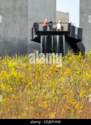 Pittsburgh, Stati Uniti. 11 Settembre 2021. I visitatori del volo 93 National Memorial visione di un campo di fiori selvatici al Muro dei nomi Venerdì 10 settembre 2021 la vigilia degli attacchi terroristici di 20 anni fa. Foto di Archie Carpenter/UPI Credit: UPI/Alamy Live News Foto Stock